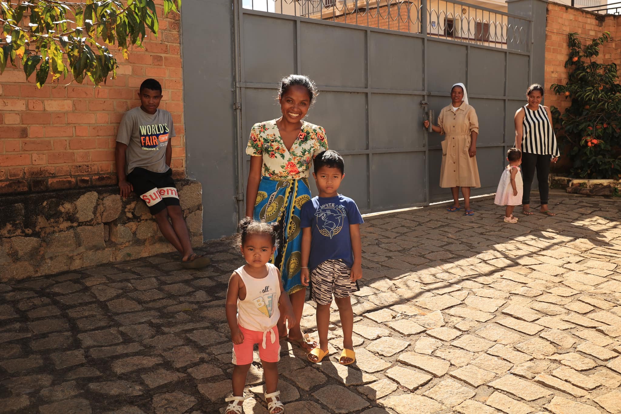 mamma con i suoi bambini