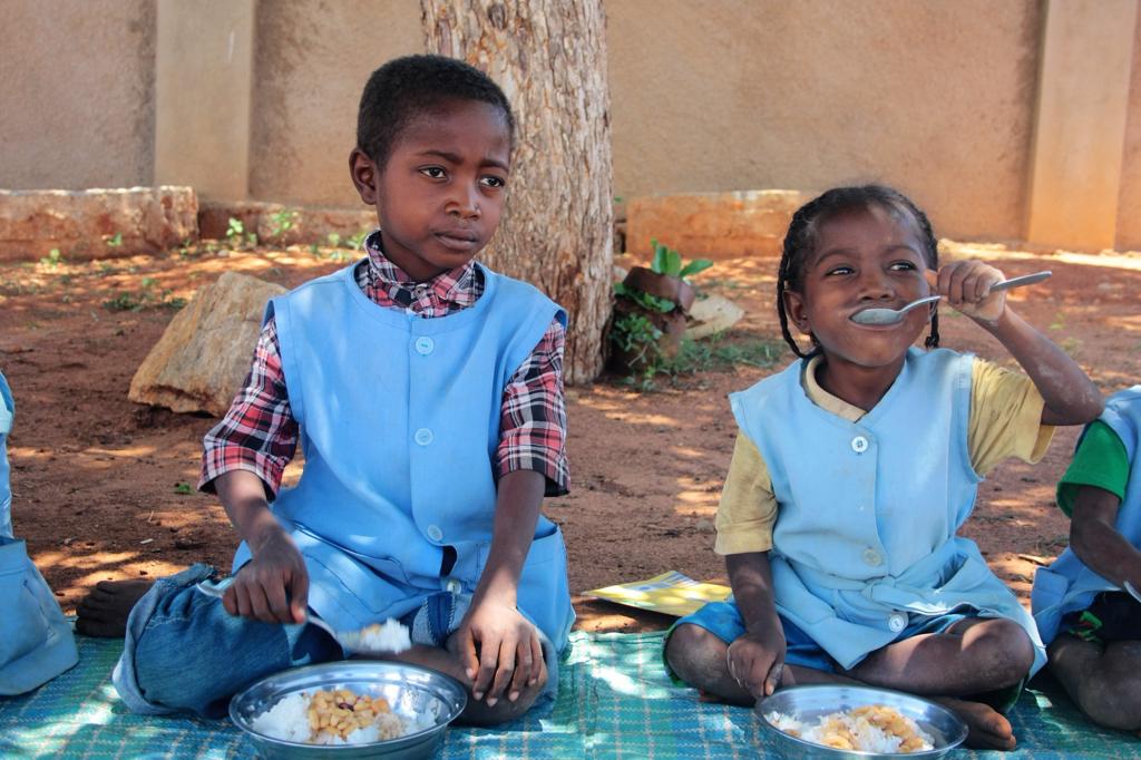 bimbi che mangiano ad Alarobia