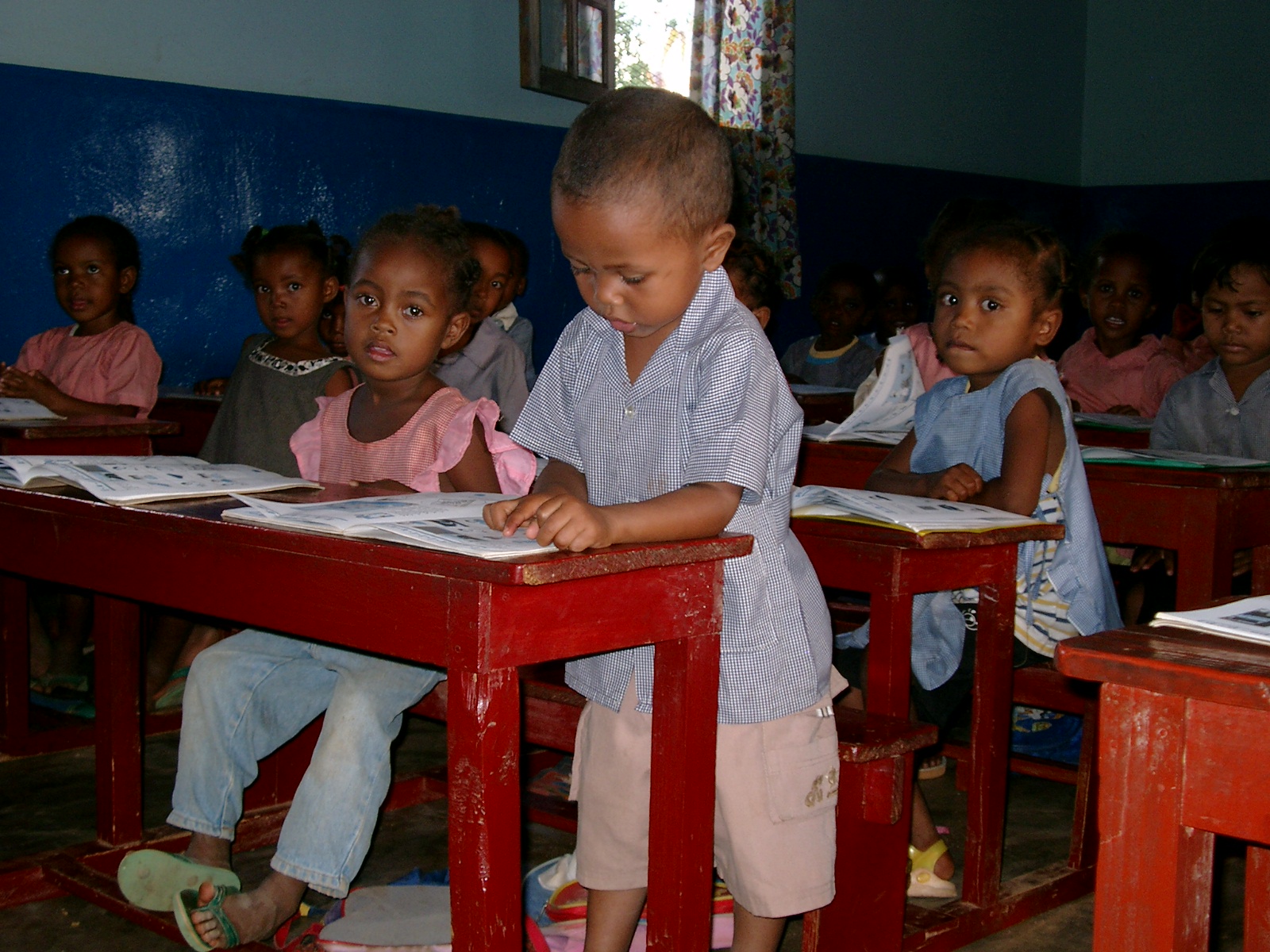 due bambini dentro una bacinella