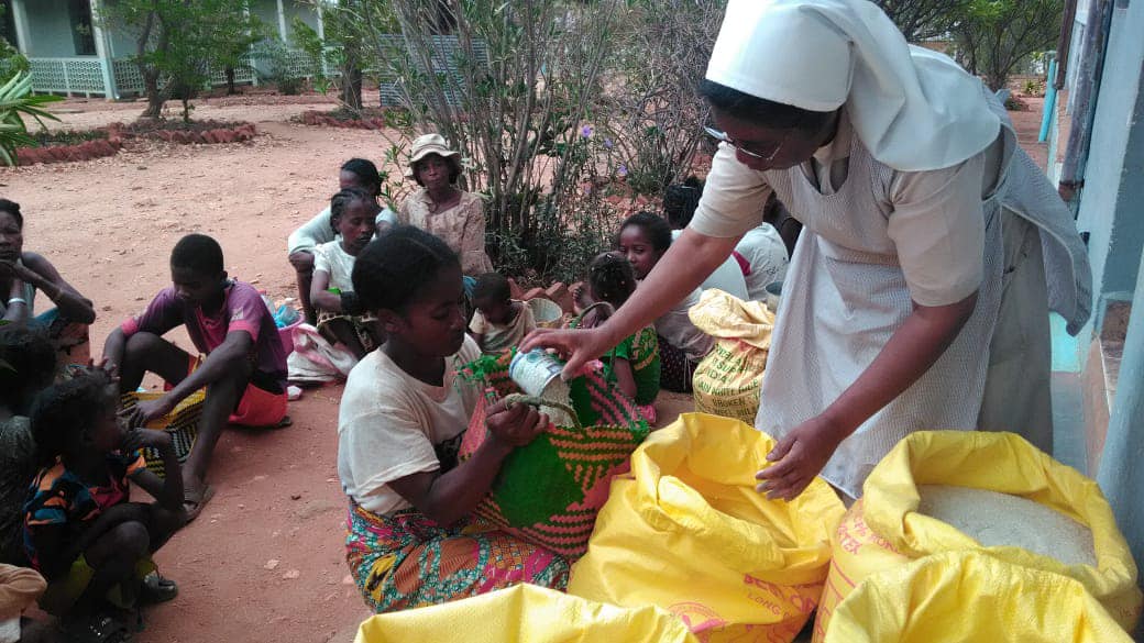 suora che distribuisce cibo alla popolazione